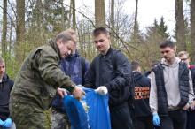 Młodzież z hajnowskiego liceum sprzątała las z okazji Dnia Ziemi