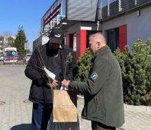 Sadzonki drzew i krzewów w rękach kwiodawców